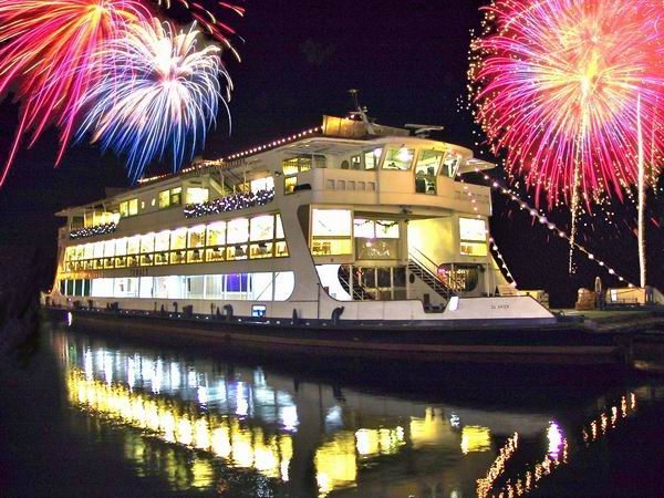 CROCIERA DI CAPODANNO 2015 SUL LAGO di GARDA CROCIERA DI CAPODANNO 2015 SUL LAGO di GARDA