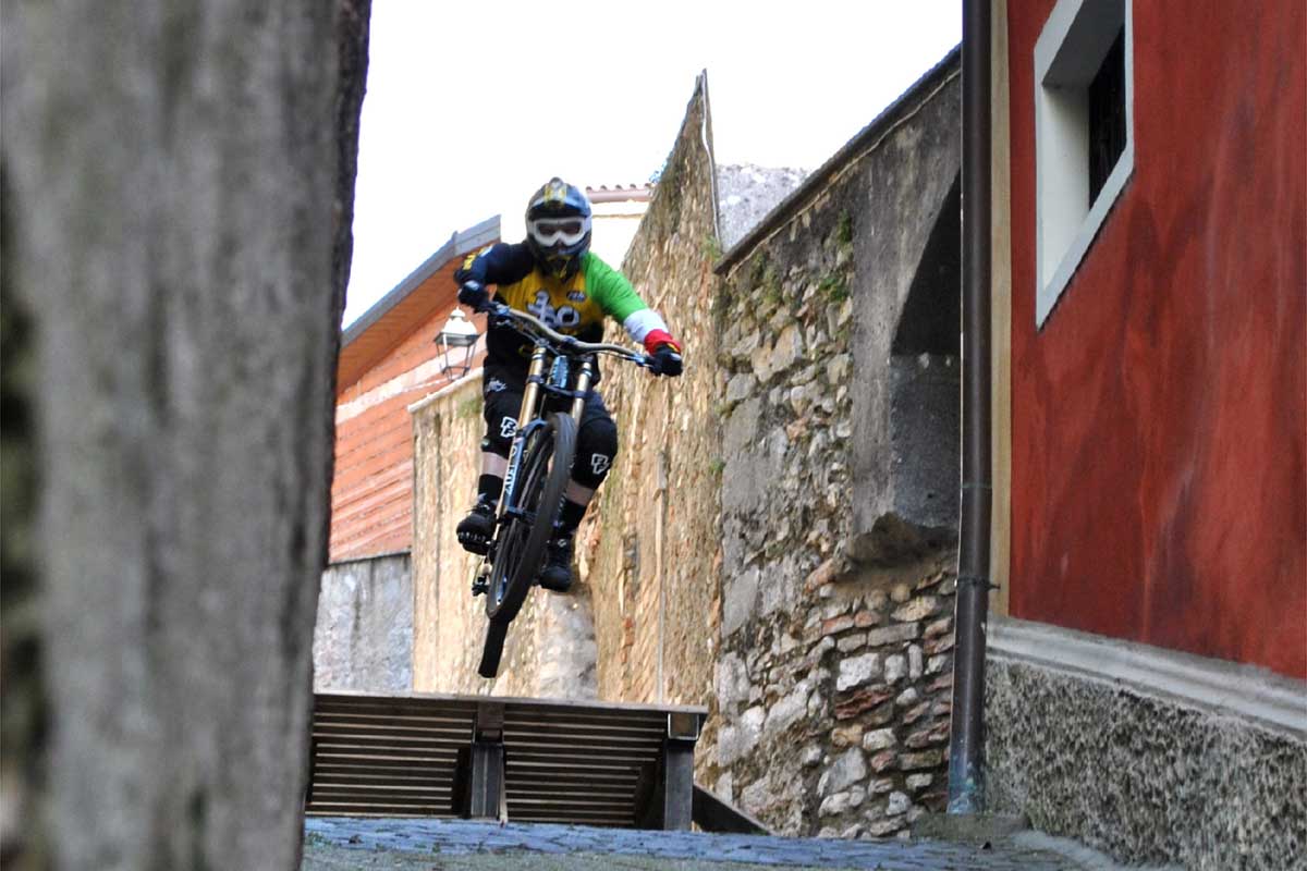 Mad of Lake: la prima competizione di Urban Downhill sul Lago di Garda. Mad of Lake: la prima competizione di Urban Downhill sul Lago di Garda.