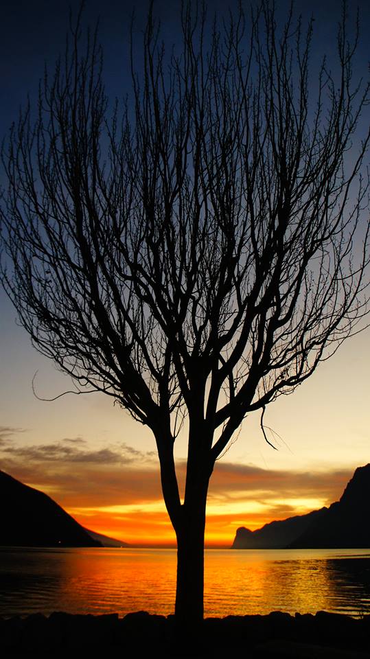 Giro del Lago di Garda seguendo il tramonto Giro del Lago di Garda seguendo il tramonto