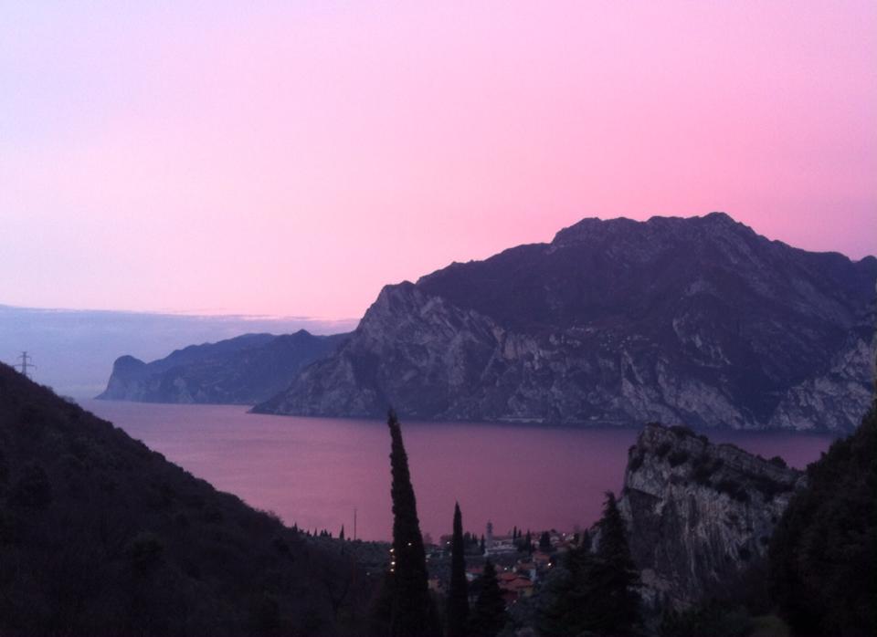 Giro del Lago di Garda seguendo il tramonto Giro del Lago di Garda seguendo il tramonto