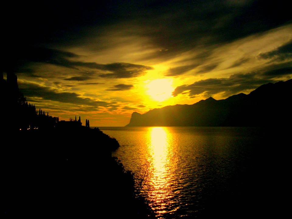 Giro del Lago di Garda seguendo il tramonto Giro del Lago di Garda seguendo il tramonto