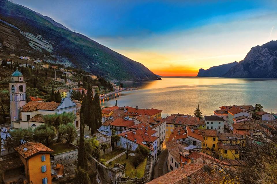 Giro del Lago di Garda seguendo il tramonto Giro del Lago di Garda seguendo il tramonto