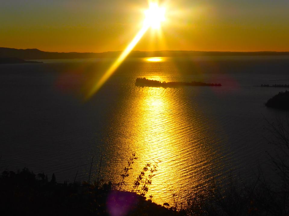Giro del Lago di Garda seguendo il tramonto Giro del Lago di Garda seguendo il tramonto
