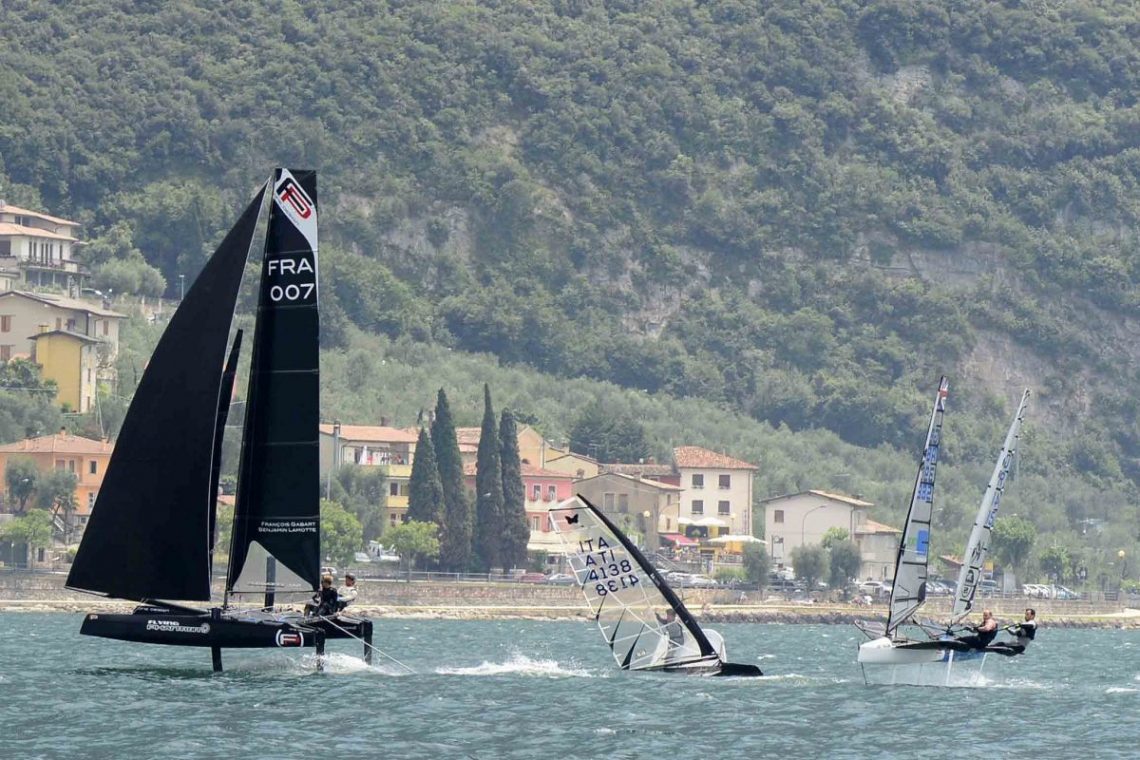 A Malcesine (con i foil) si vola sull'acqua! A Malcesine (con i foil) si vola sull'acqua!