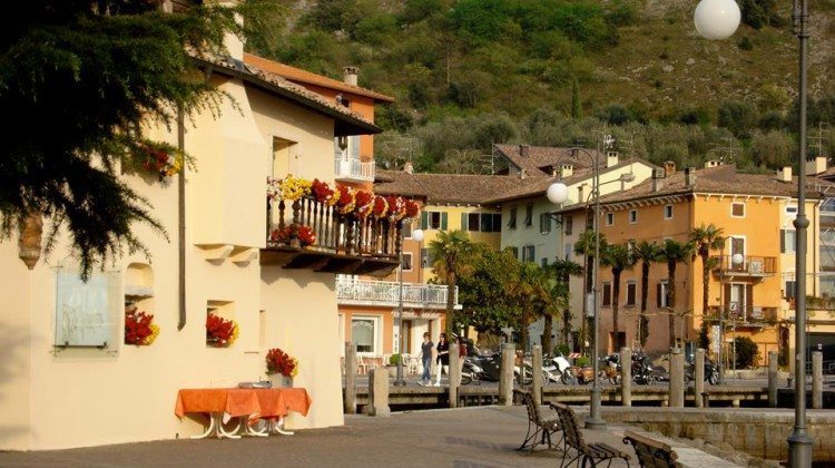 Il Lago di Garda visto da Facebook nel mese di Giugno Il Lago di Garda visto da Facebook nel mese di Giugno