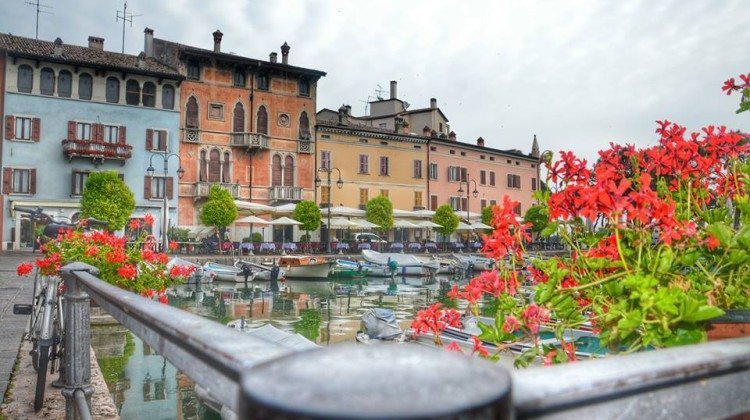 Il Lago di Garda visto da Facebook nel mese di Giugno Il Lago di Garda visto da Facebook nel mese di Giugno