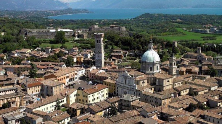Il Lago di Garda visto da Facebook nel mese di Giugno Il Lago di Garda visto da Facebook nel mese di Giugno