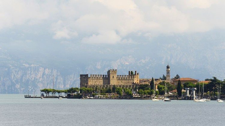 Il Lago di Garda visto da Facebook nel mese di Giugno Il Lago di Garda visto da Facebook nel mese di Giugno