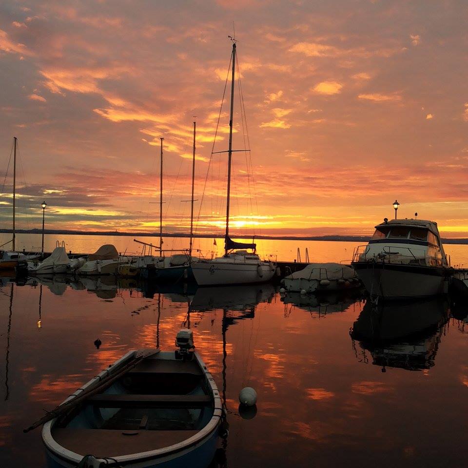 tramonto lago di garda barche