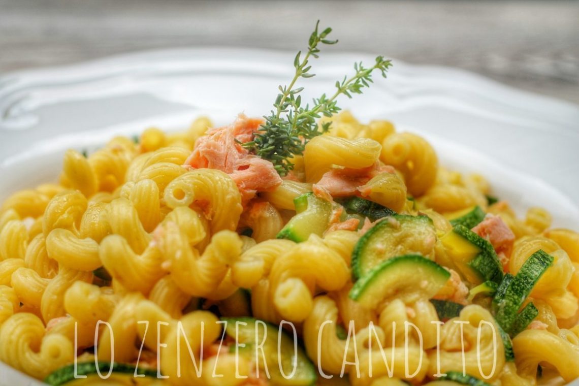 pasta con le zucchine e trota salmonata