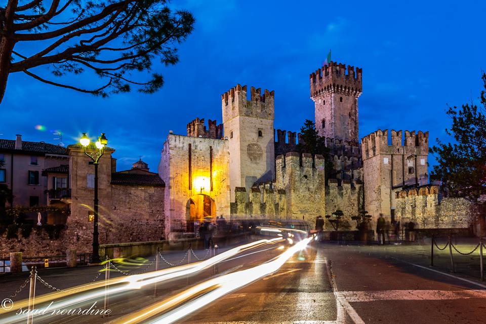 Il Castello di Sirmione, uno dei rari esempi di fortificazione lacustre. Il Castello di Sirmione, uno dei rari esempi di fortificazione lacustre.