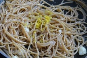 Spaghetti con crema di cavolfiore e mandorle tostate 
