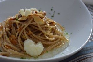 Spaghetti con crema di cavolfiore e mandorle tostate 