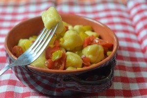 Gnocchi di polenta con pomodori e peperoni 