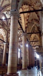 La navata con i suoi affreschi sul soffitto della chiesa di Santa Anastasia