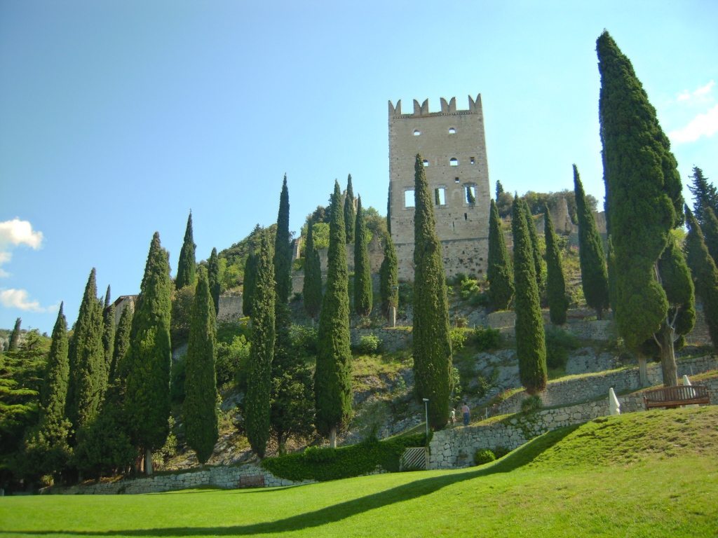 Castello di Arco il parco e la torre