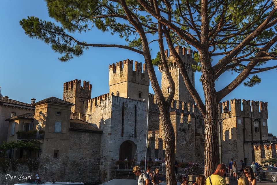 Il Castello di Sirmione, uno dei rari esempi di fortificazione lacustre. Il Castello di Sirmione, uno dei rari esempi di fortificazione lacustre.