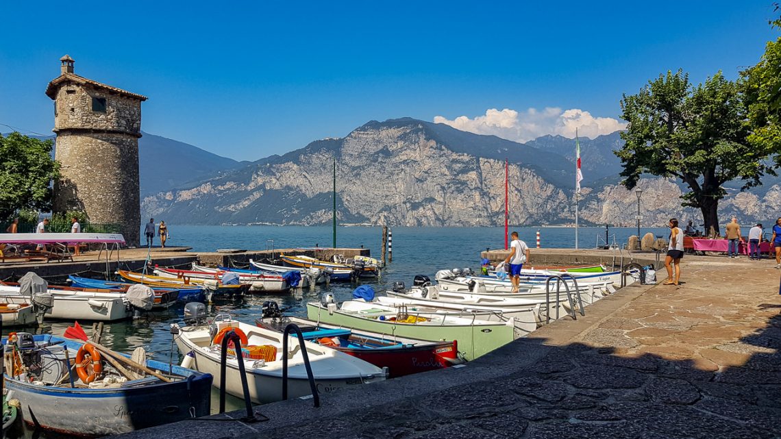 la ciclopedonale di Limone sul Garda vista da vicino la ciclopedonale di Limone sul Garda vista da vicino