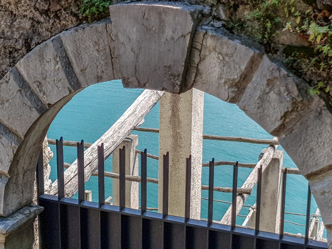 la ciclopedonale di Limone sul Garda vista da vicino la ciclopedonale di Limone sul Garda vista da vicino
