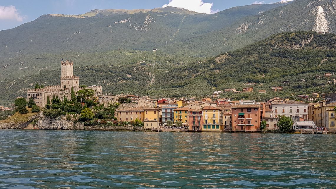 la ciclopedonale di Limone sul Garda vista da vicino la ciclopedonale di Limone sul Garda vista da vicino