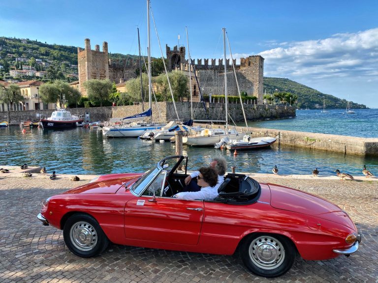 Alfa Romeo duetto spider sul Porto di Torri del Benaco.
