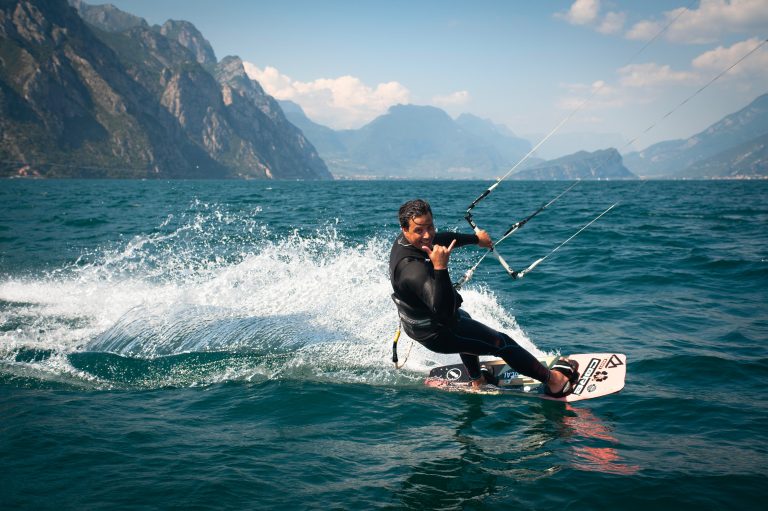 Kitesurfer sul Lago di Garda. Copyright @lakegardaphoto