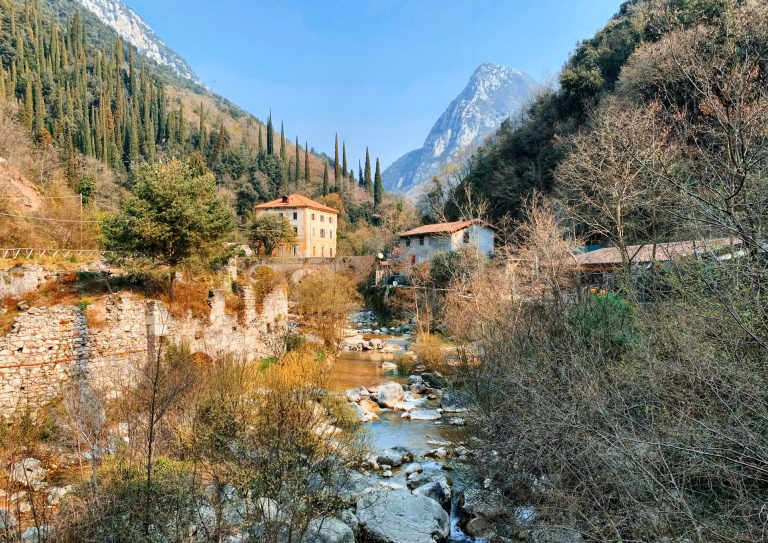 Valle delle Cartiere e il torrente Toscolano.