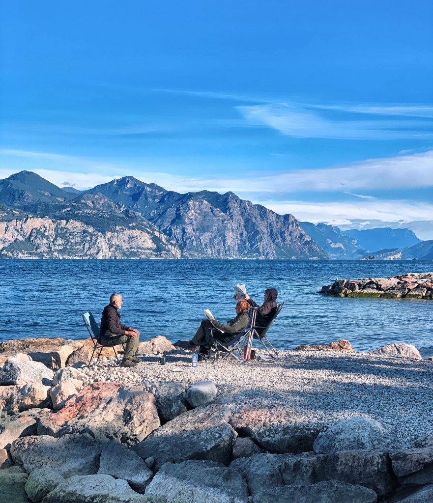 Must all’aria aperta: una giornata lungo la pista ciclopedonale nord-orientale del Lago di Garda. 