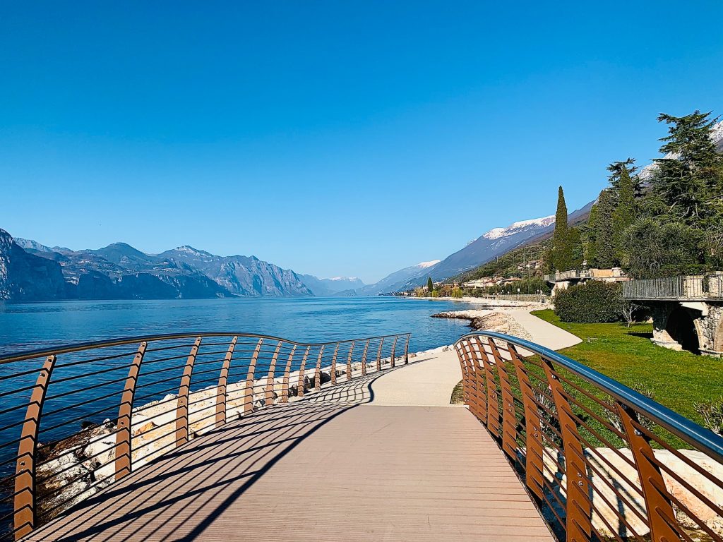 Pista ciclopedonale nord-orientale del Lago di Garda.