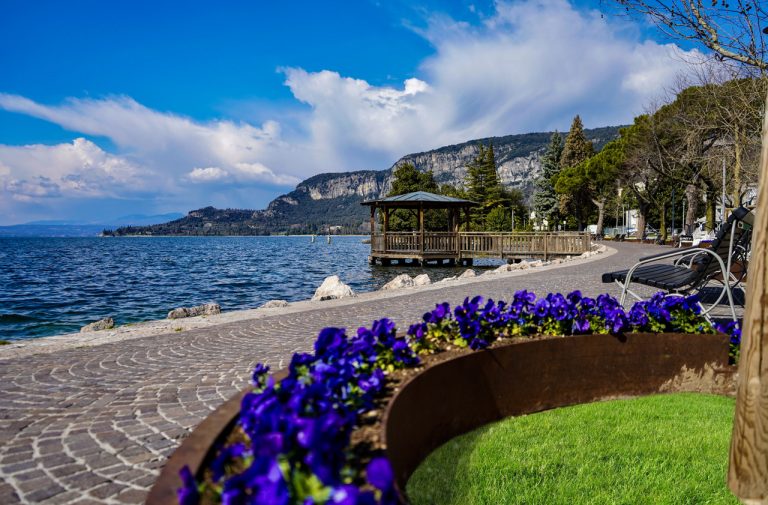 Lungolago ciclopedonale di Garda (VR).