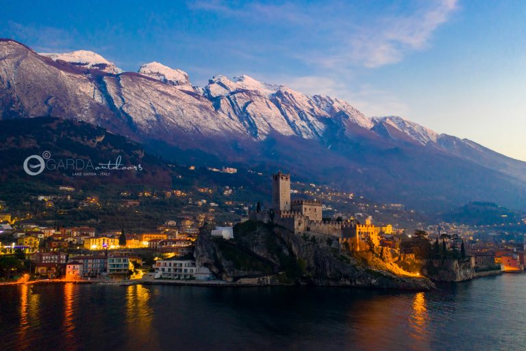 Malcesine e il Monte Baldo innevato.