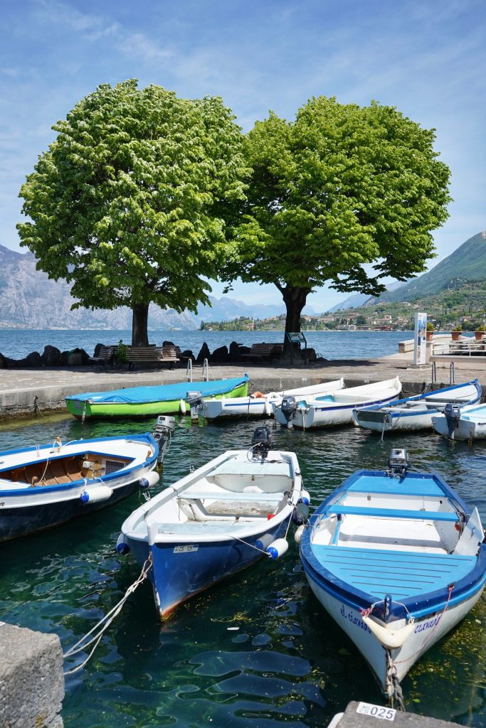 Alla scoperta di Cassone, incantevole borgo sul Lago di Garda, che ospita il fiume più corto del mondo. 