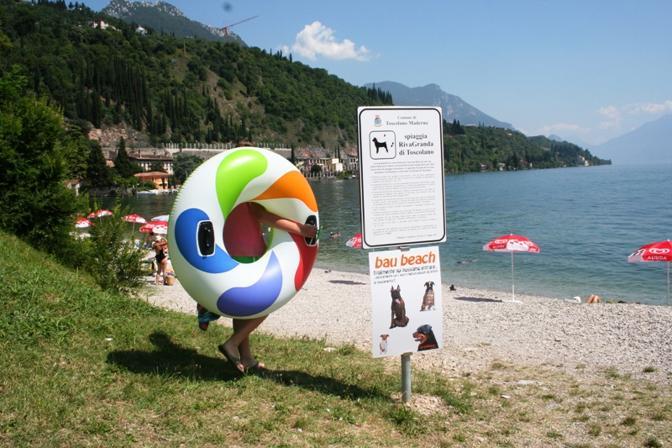 Spiagge attrezzate per cani e aree dog beach sul Lago di Garda. 