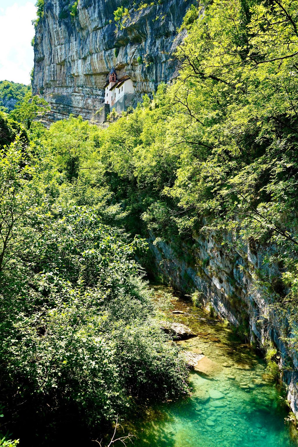 Eremo di San Colombano a strapiombo sulla roccia.