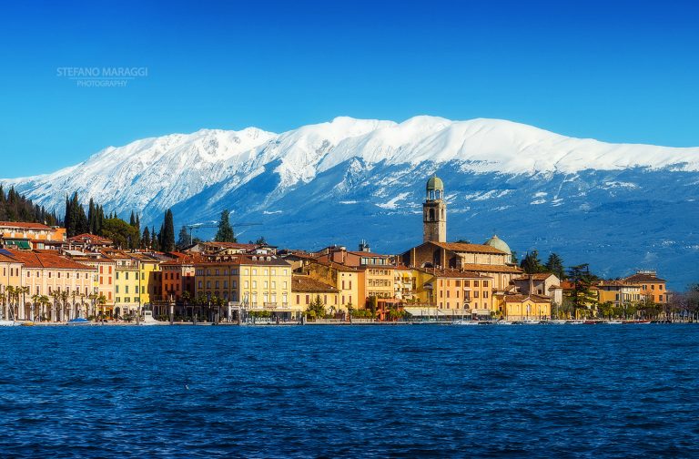 Salò e il Monte Baldo imbiancato dalla prima neve. Foto di Stefano Maraggi.