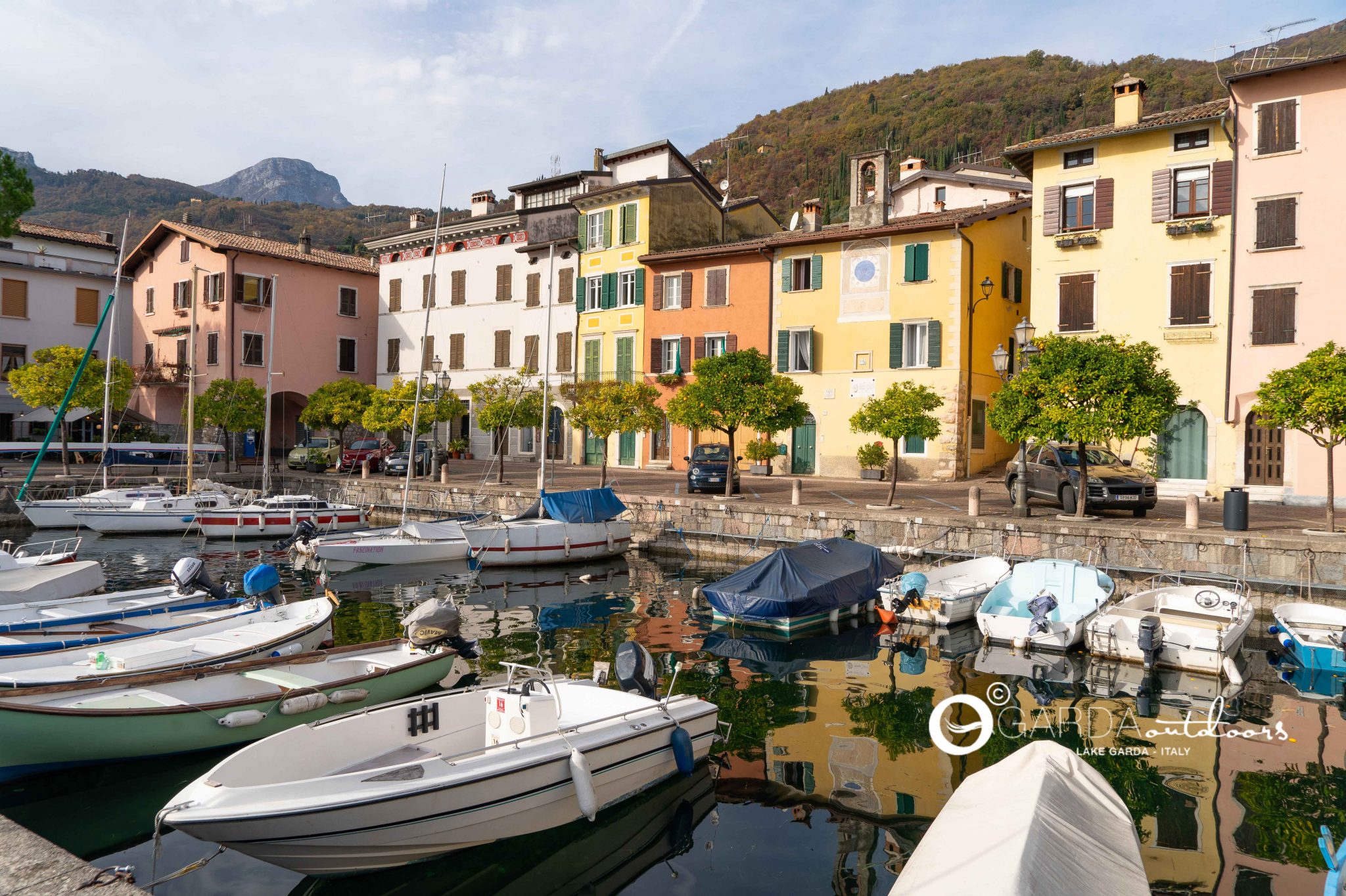 Gargnano sul Lago di Garda fra palazzi, piccoli porti e natura.