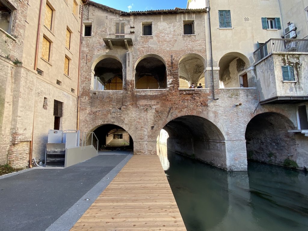 loggia delle pescherie - mantova