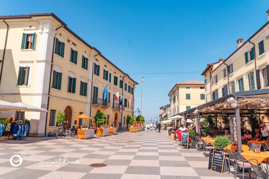 Lazise, sul Lago di Garda: borgo gioiello e primo Comune d'Italia. 