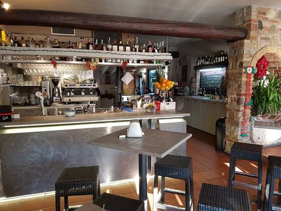 I migliori locali in cui fare aperitivo nella zona Sud del Lago di Garda. 