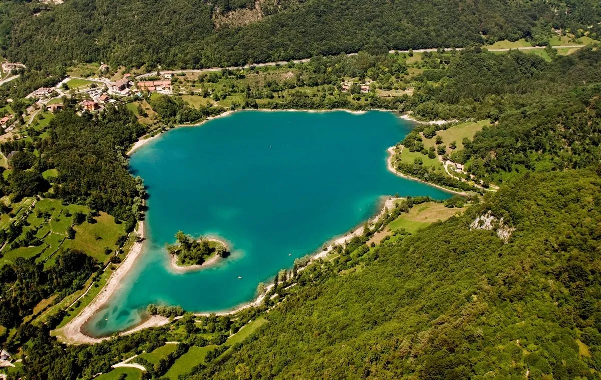 Lake Tenno: a turquoise jewel just a few minutes from Riva del Garda. 